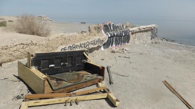 Platja Bombay. Salton Sea. Un vell piano abandonat damunt la sorra